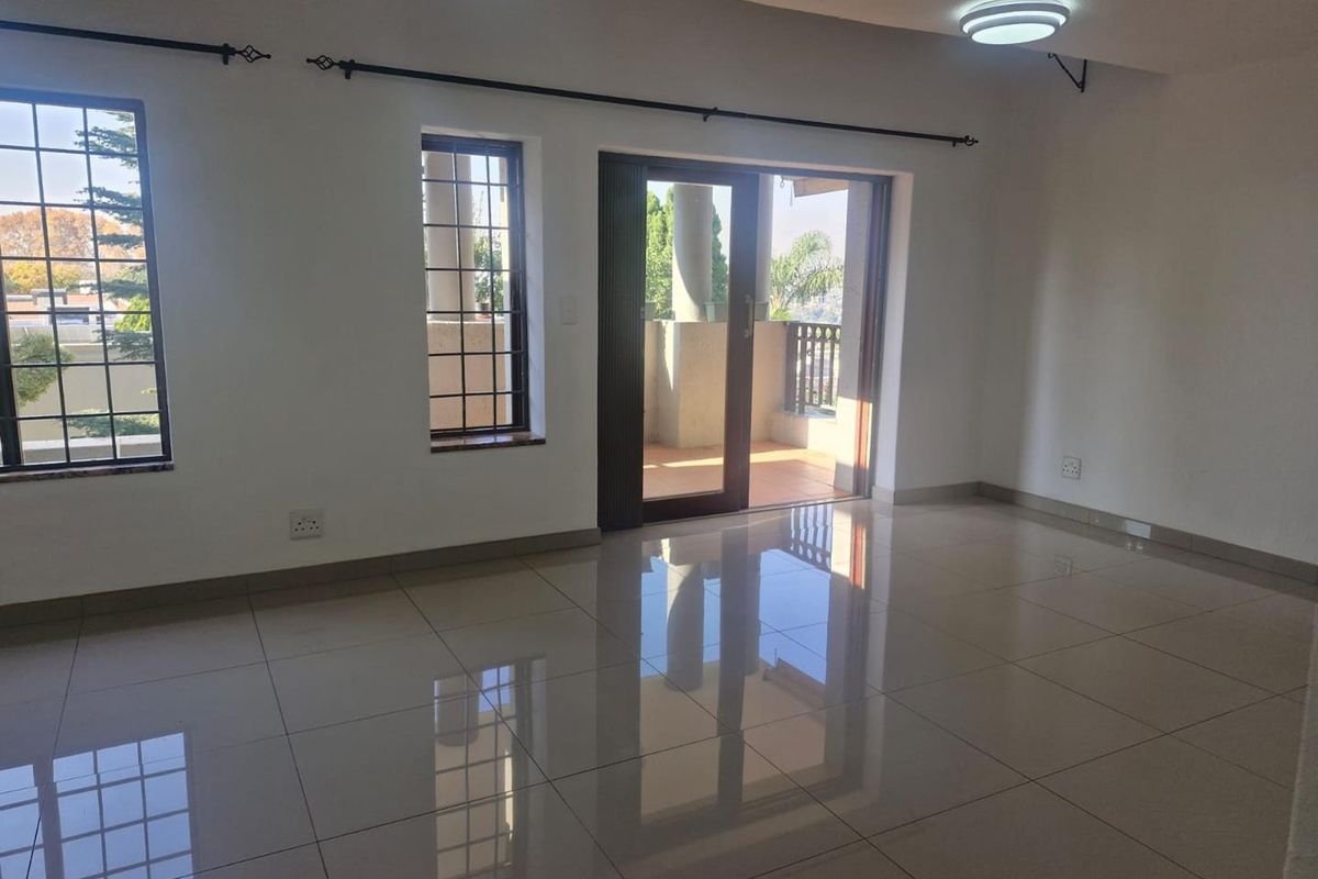 Renovated Top Floor Duplex Apartment - Photo 4