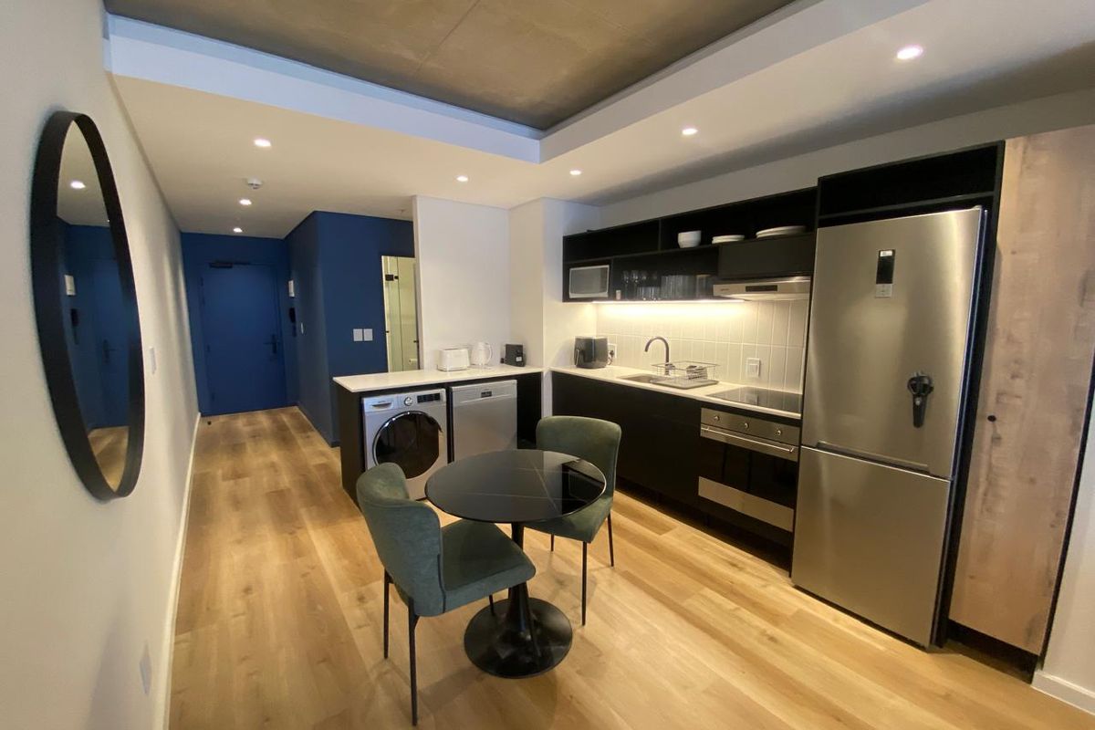 Lovely furnished 2 bedroom in Station House - Photo 3