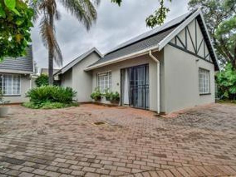 WIERDAPARK - MODERN UPGRADED 4 BEDROOM HOUSE WITH A FULL FLATLET. - Photo 2