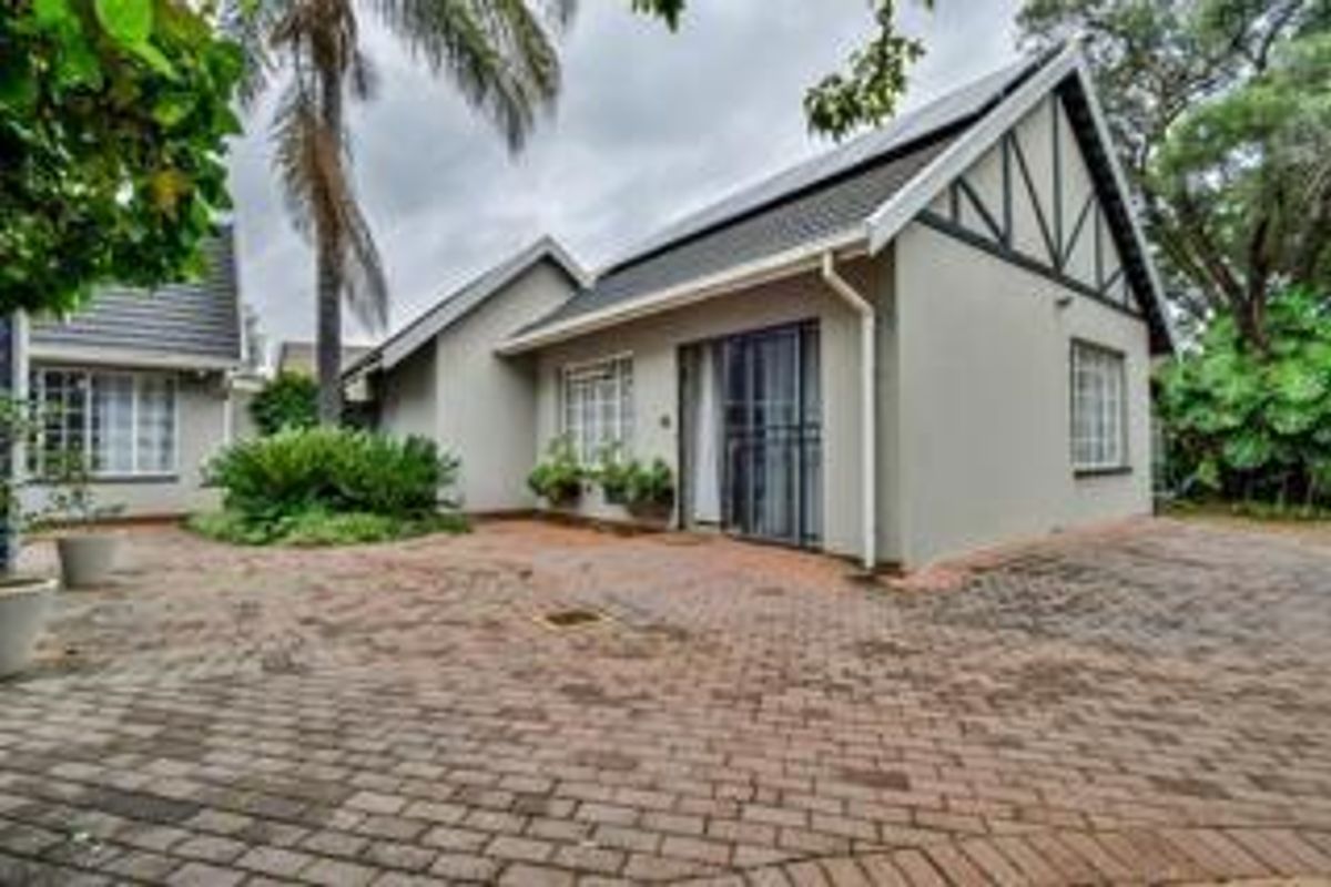 WIERDAPARK - MODERN UPGRADED 4 BEDROOM HOUSE WITH A FULL FLATLET. - Photo 2