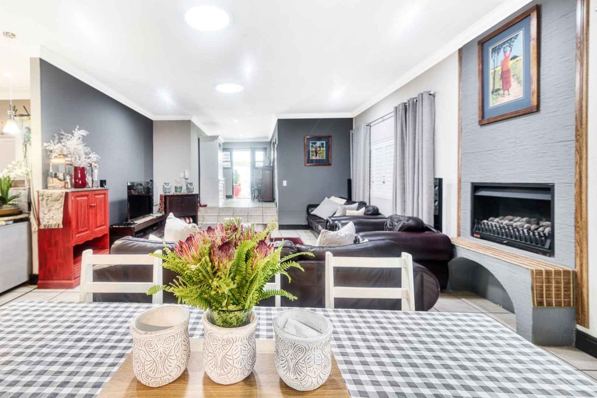 LARGE RESIDENTIAL HOME FOR SALE - Photo 4