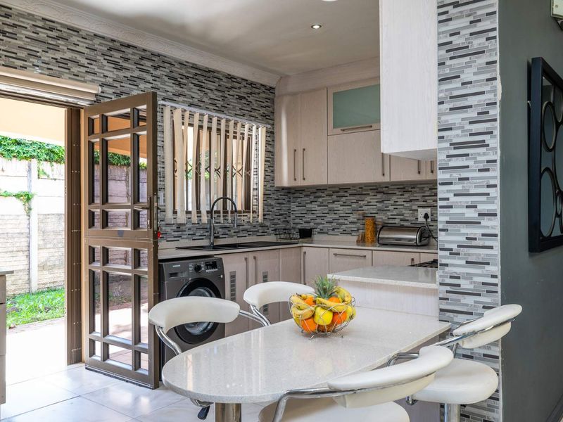 EXQUISITE 4 BEDROOM HOME IN SOUGHT AFTER AREA - Photo 10