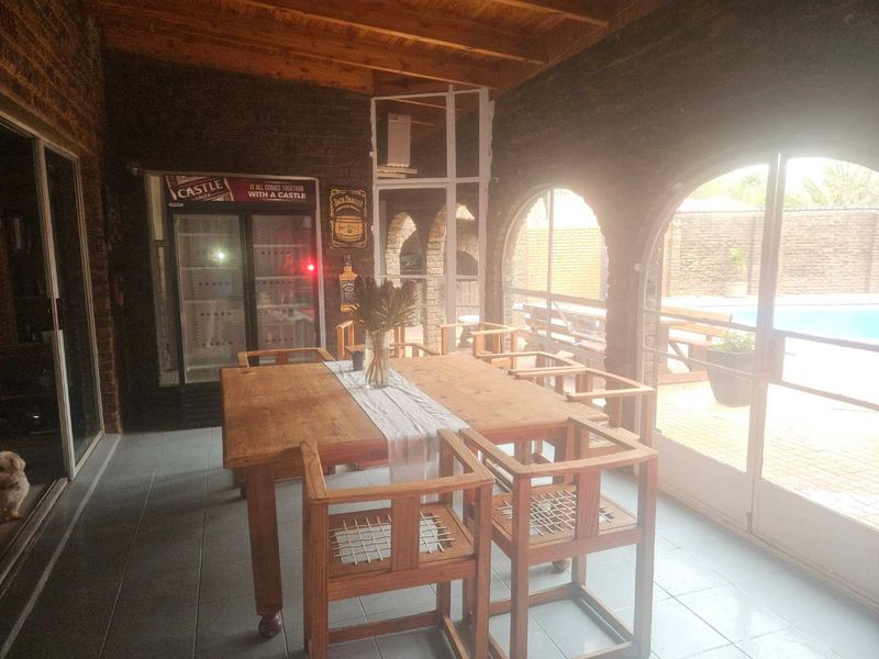 Spacious family home plus flat - Photo 7