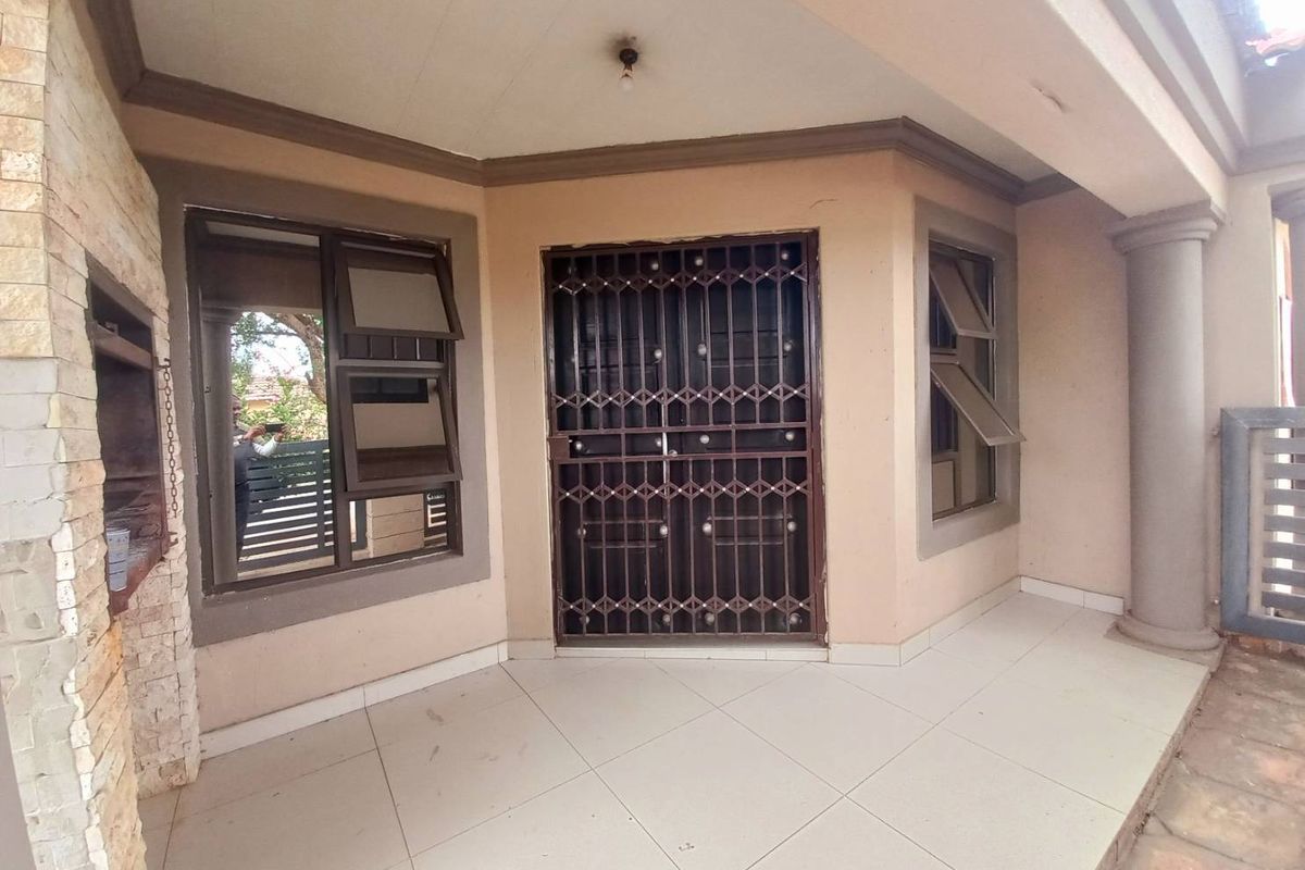 Three bedrooms house for sale in Elandspoort - Photo 2