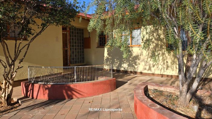 Property #2399654, House For Sale in Otjiwarongo Central