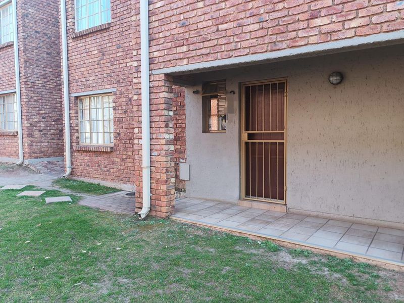 2 bedroom GROUND FLOOR UNIT, walking distance from Witdeep P/school & close to Eastrand Mall - Photo 10