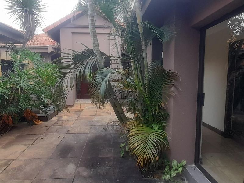 Stunning Lakeside Retreat with Modern Amenities - Photo 3