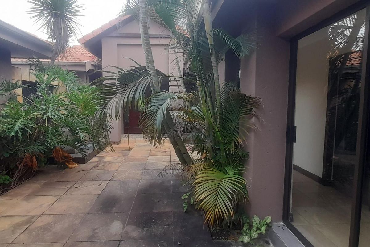 Stunning Lakeside Retreat with Modern Amenities - Photo 3