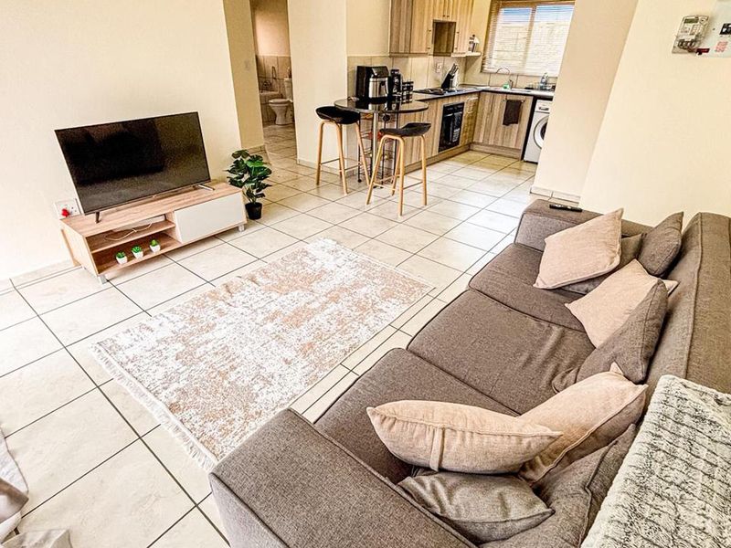 Modern Living: Spacious 2-Bed, 2-Bath Ground Floor Unit Awaits - Photo 4