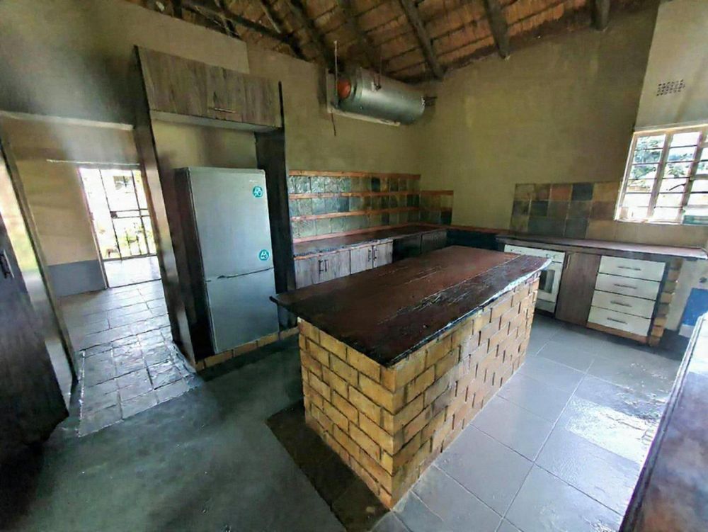 Kitchen with centre island