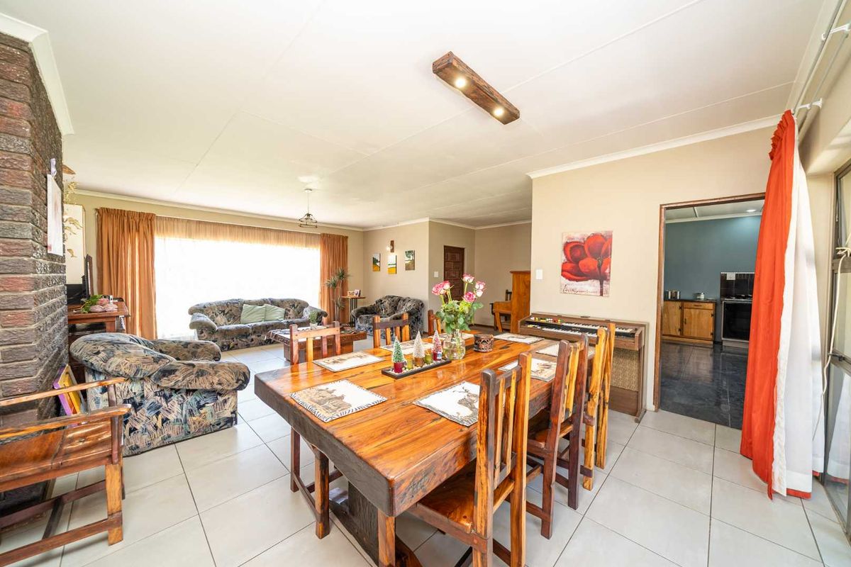 Spacious Family Home with Expansive Garden and Pool in Parkrand** - Photo 4