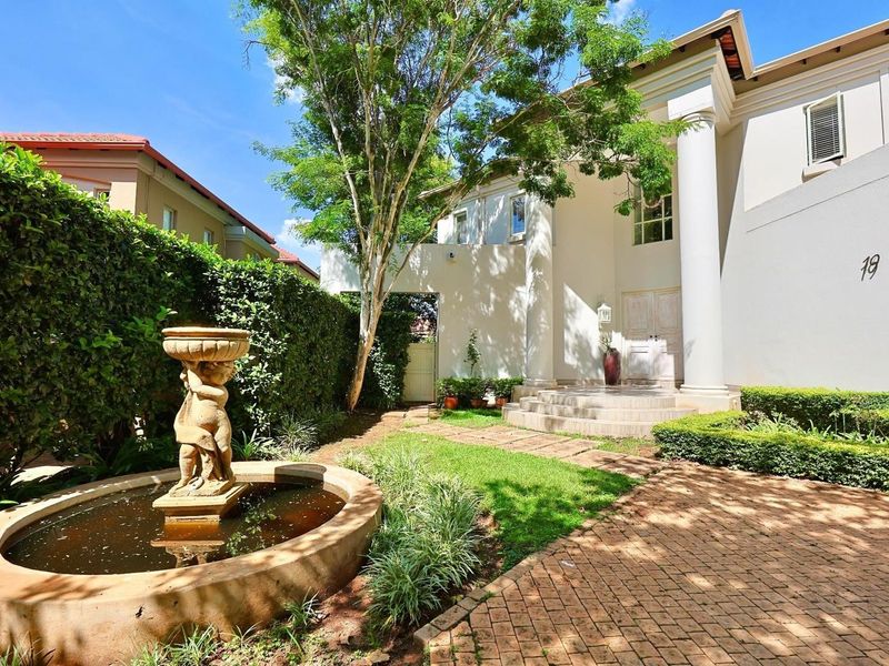 STYLISH ENTERNAINER'S DREAM IN THE PRESTIGIOUS BOARDWALK MANOR ESTATE - Photo 4