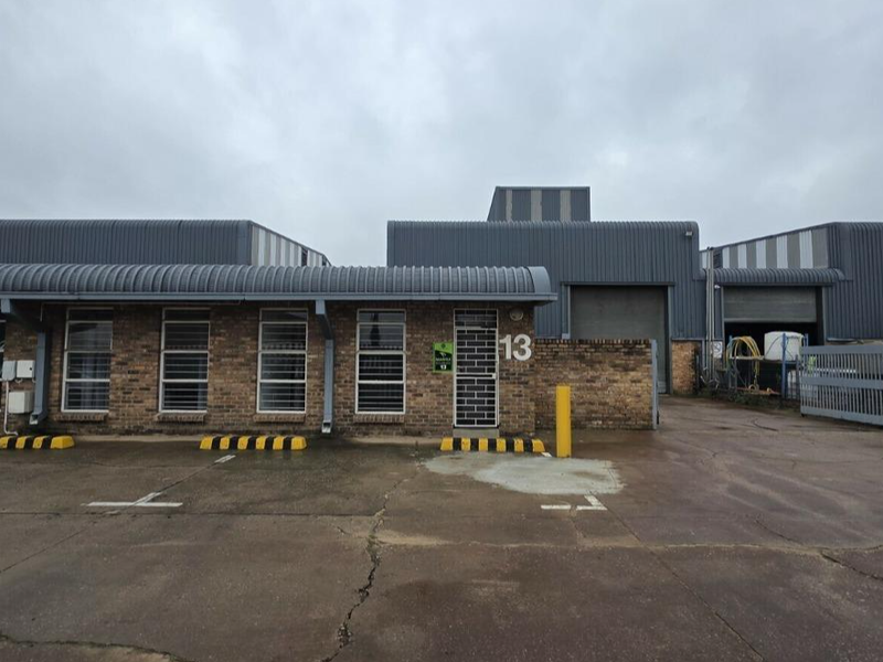 607m2 Jet Park Warehouse To Let - Photo 2