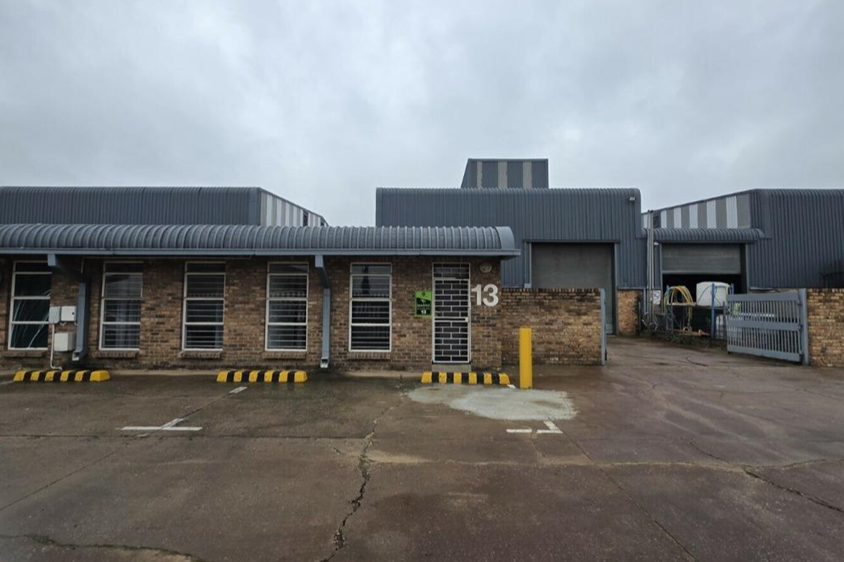 607m2 Jet Park Warehouse To Let - Photo 2