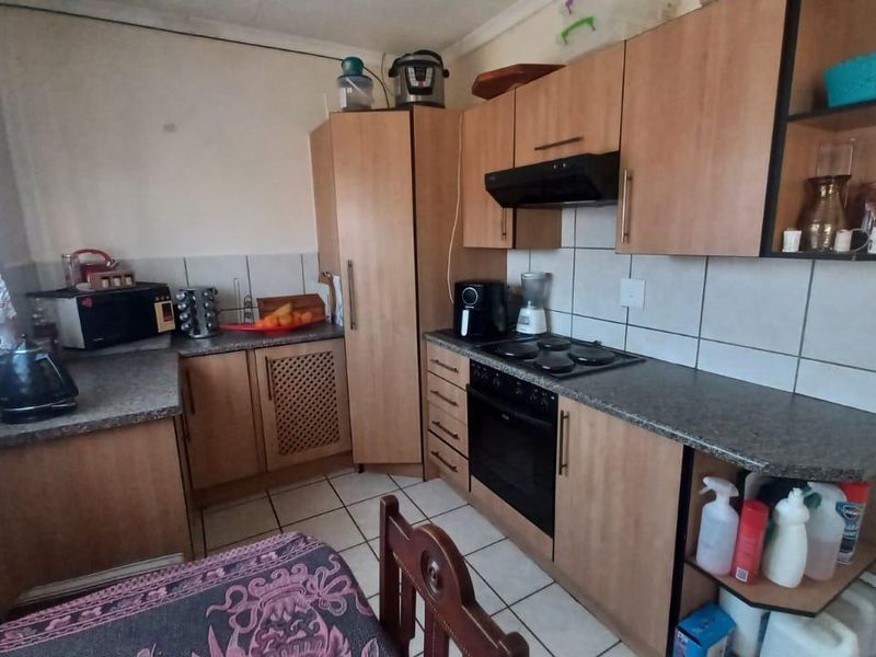 Well priced Lovely facebrick Townhouse BUT please note it resides on its own stand fully fenced, - Photo 6