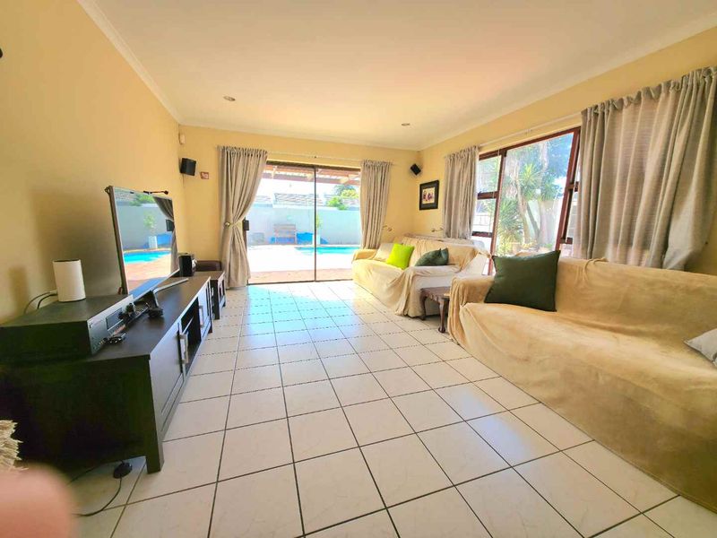 Spacious 4-Bedroom Family Home in Tygerhof, Cape Town - Photo 6
