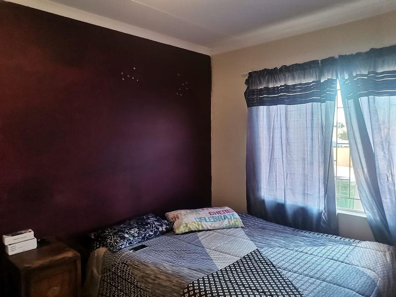 Two-bedroom, one-bathroom townhouse for sale in Soweto - Photo 5