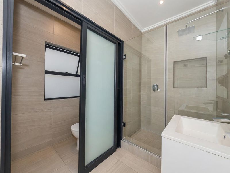 VERY PRIVATE AND MODERN 2 BEDROOM GROUND FLOOR UNIT IN BRYANSTON FOR RENT!! - Photo 5