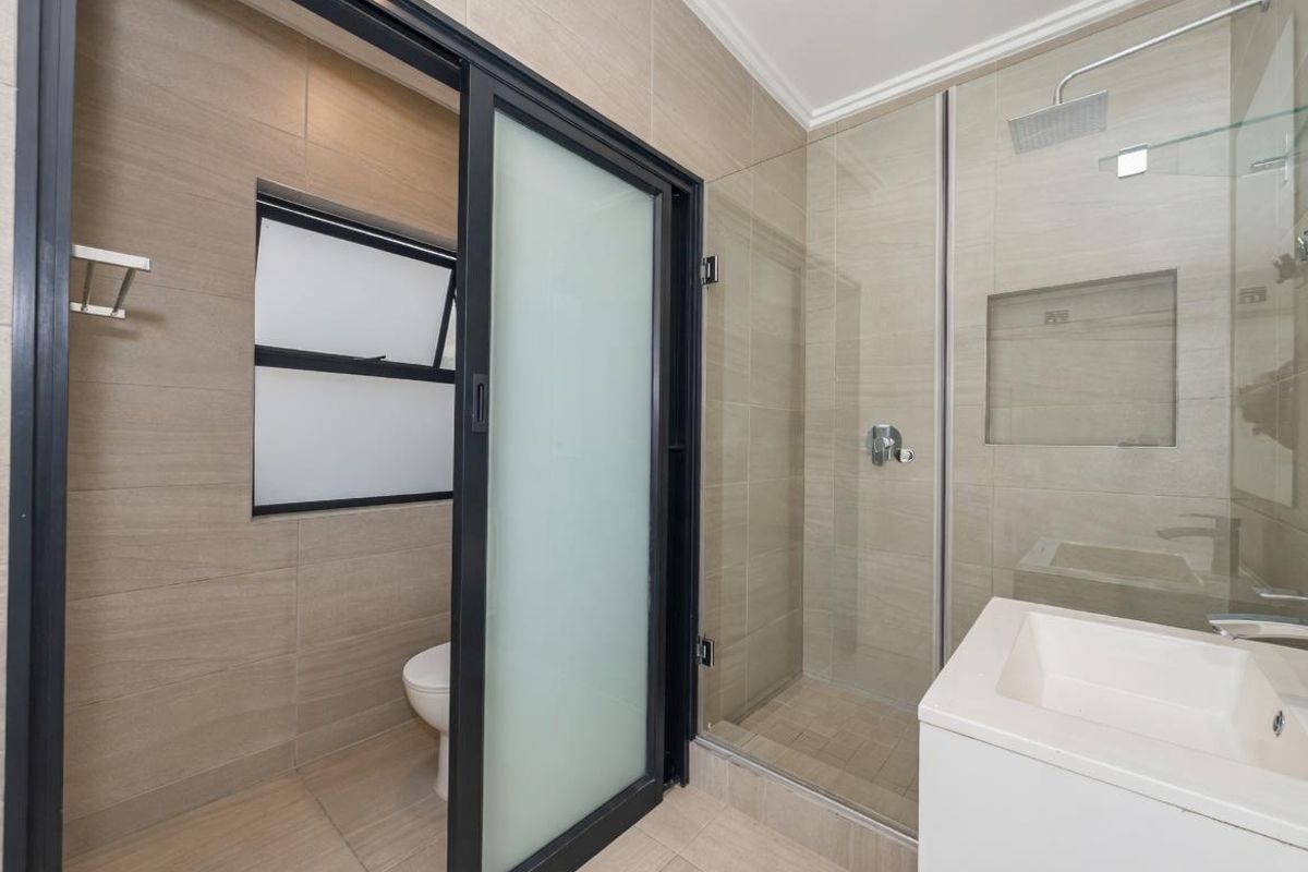 VERY PRIVATE AND MODERN 2 BEDROOM GROUND FLOOR UNIT IN BRYANSTON FOR RENT!! - Photo 5