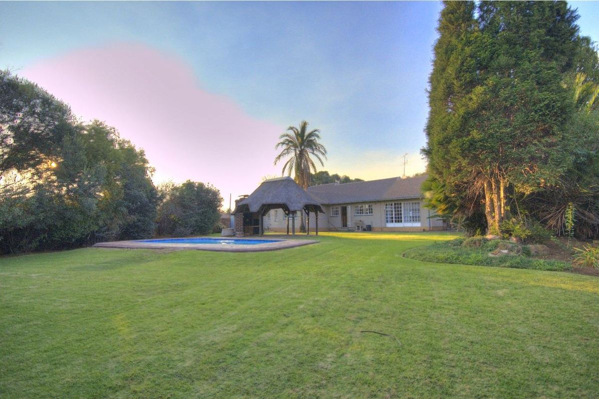 Immaculate Family home with offices in prime position! - Photo 2