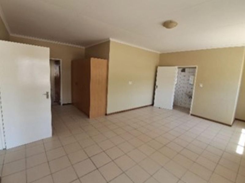 FOR SALE: 4 bedrooms house for sale in Gobabis, Extension 3, Selling price N$1,745 million cost excluded, Erf size 1573 m2 - Photo 4