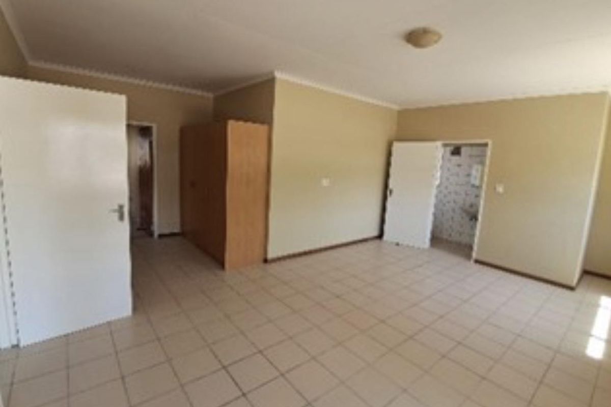 FOR SALE: 4 bedrooms house for sale in Gobabis, Extension 3, Selling price N$1,745 million cost excluded, Erf size 1573 m2 - Photo 4