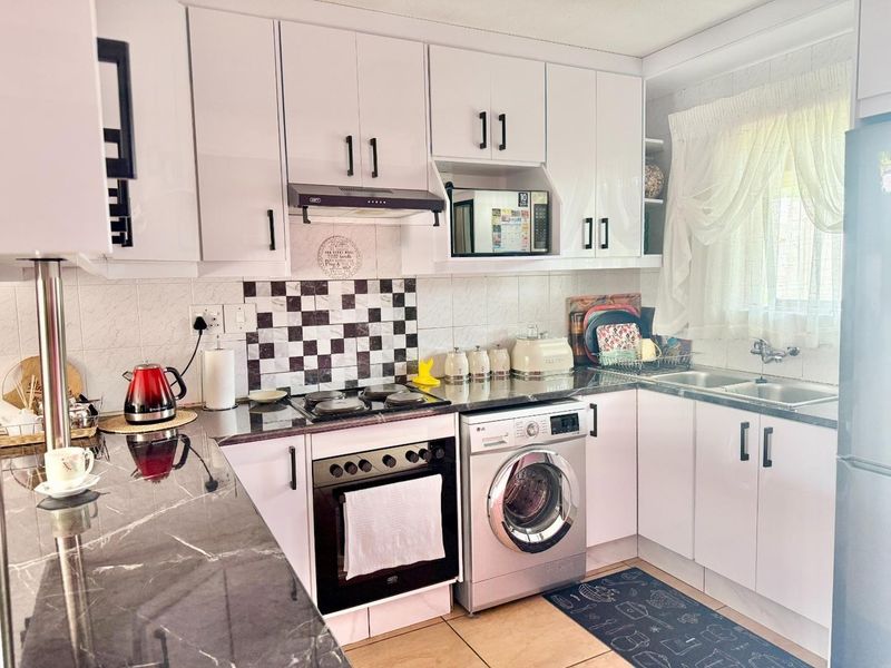 Townhouse For Sale in New Market, Alberton - Photo 3