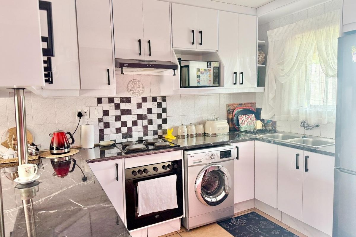 Townhouse For Sale in New Market, Alberton - Photo 3