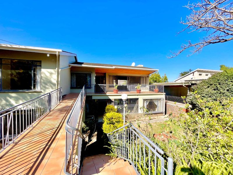 **7-Bedroom, 3-Level Home: Perfect for Dual Family Living or Commune Potential** - Photo 3