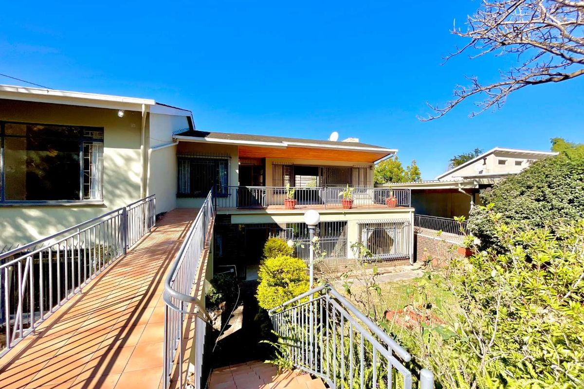 **7-Bedroom, 3-Level Home: Perfect for Dual Family Living or Commune Potential** - Photo 3