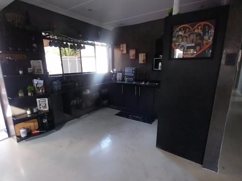 Explore Sophistication: 5-Bedroom Entertainment Escape! - Photo 5