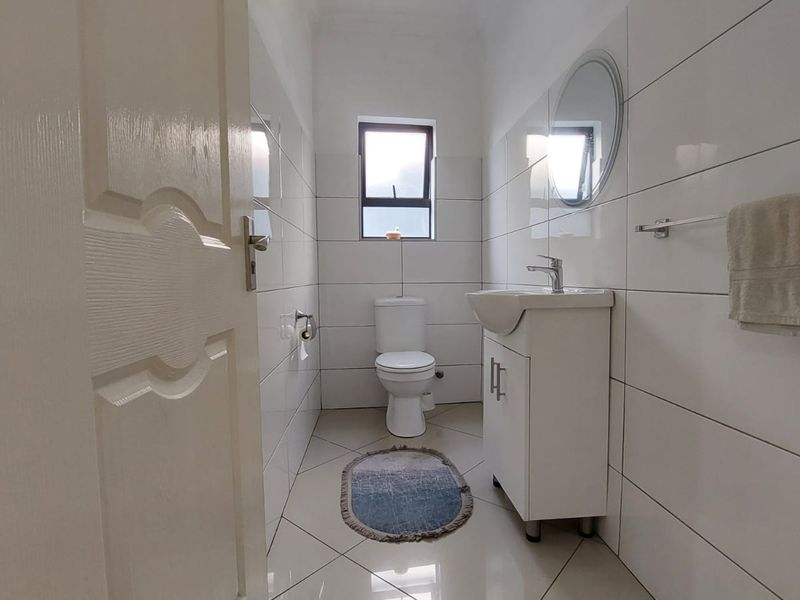 Perfect Family Home: Spacious, Secure, and Close to Amenities - Photo 3