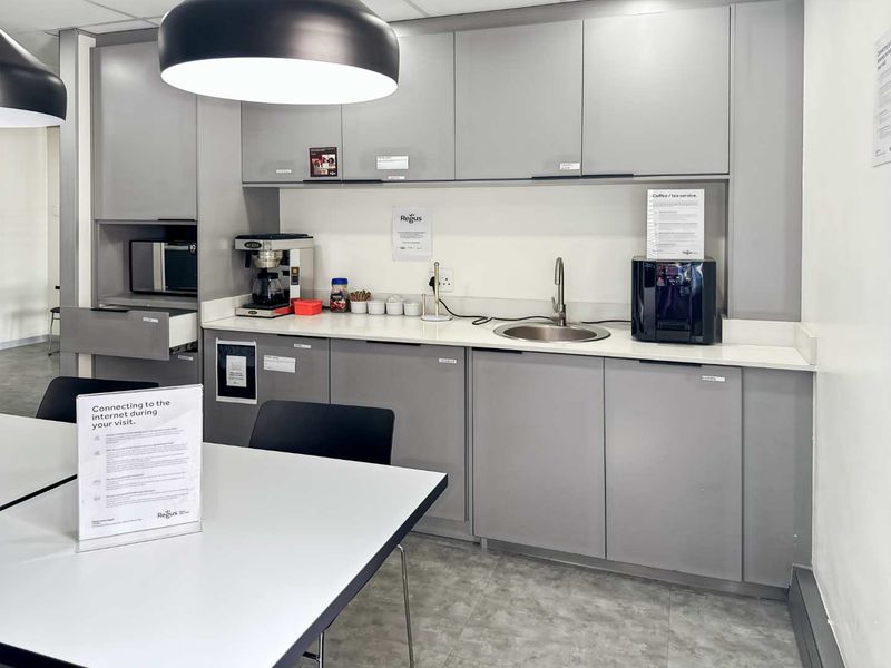 Book open plan office space for businesses of all sizes in Regus Five @ Dolorite - Photo 7