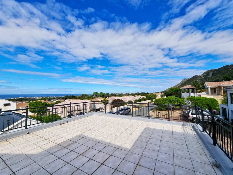 Luxury Family Living with Breathtaking Views - Photo 3