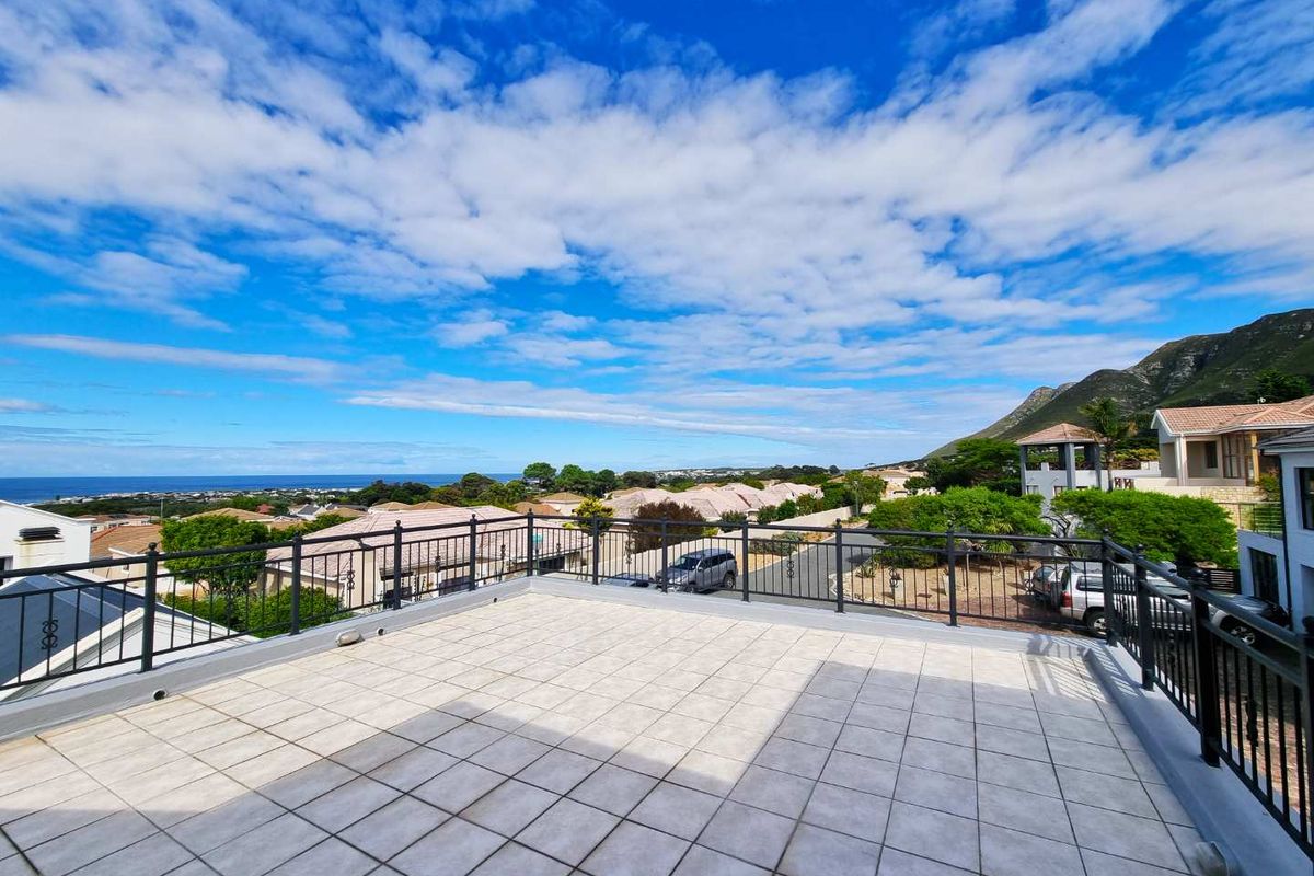 Luxury Family Living with Breathtaking Views - Photo 3