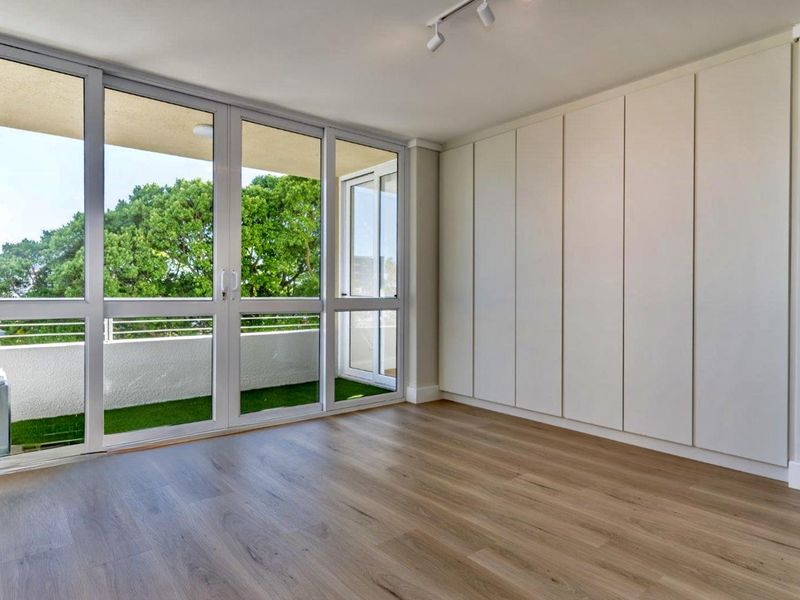 Newly Renovated Designer Apartment - Photo 6