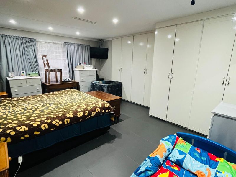 Spacious Bedroom & Modern Kitchen in Sought-After Neighborhood - Photo 8