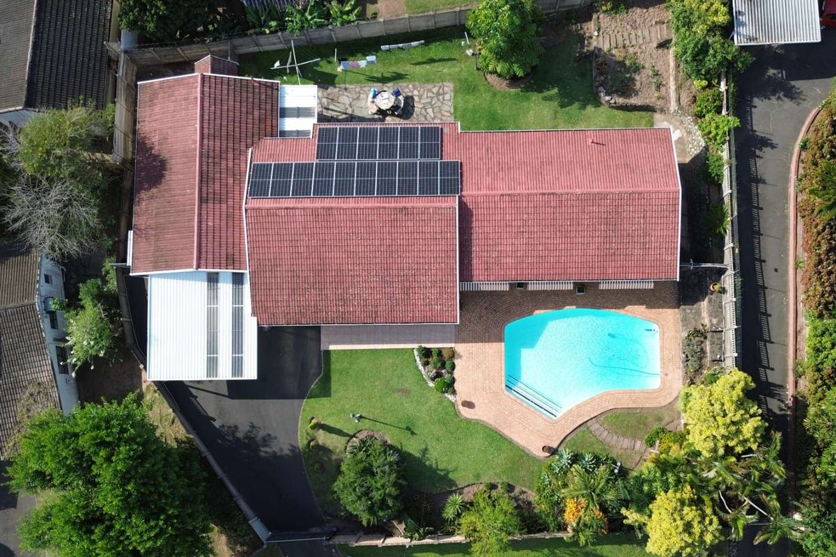 Entertain in Style in Northdene – Spacious 6 Bedroom Family Home with Pool & Solar and  converted flatlet. - Photo 2