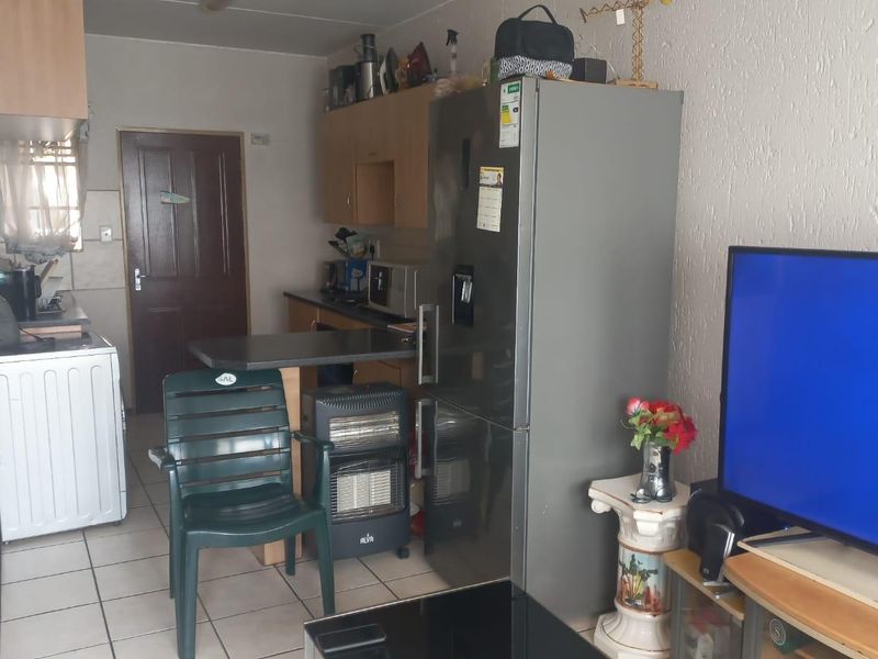 2 bedroom ground floor unit, walking distance from Eastrand Mall - Photo 2