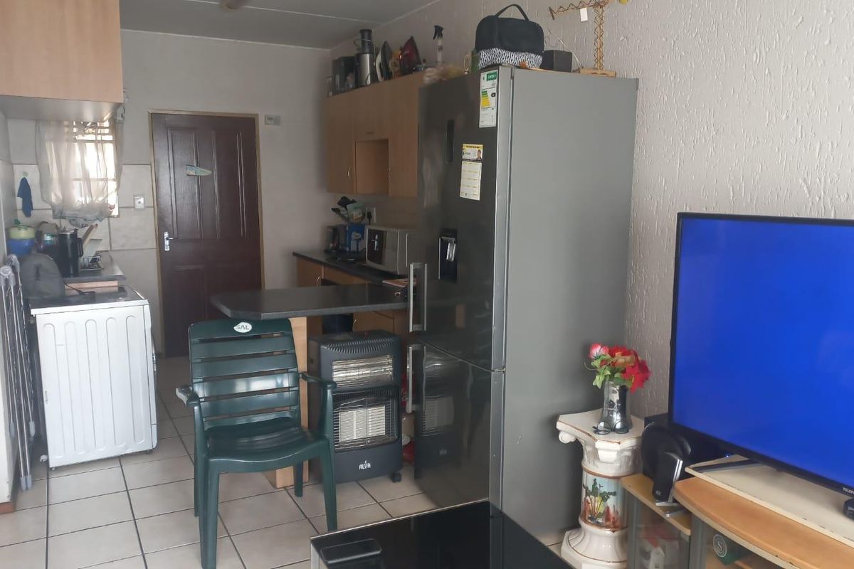 2 bedroom ground floor unit, walking distance from Eastrand Mall - Photo 2