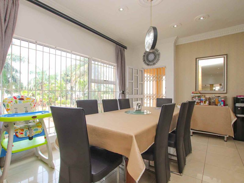 Spectacular home in a boom access controlled street in Prime Umhlanga. - Photo 9