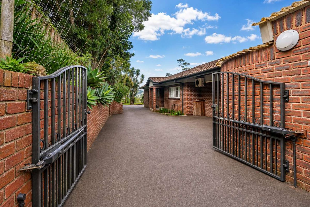 Spacious Face-Brick Family Unit with Modern Finishes, Scenic Views & Fantastic Entertainment Flow - Photo 2