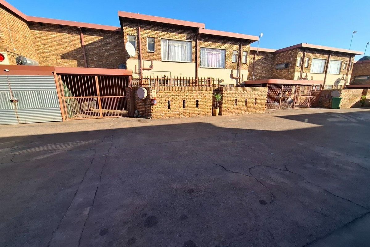 Spacious Duplex in Prime Location – Close to All Amenities - Photo 2
