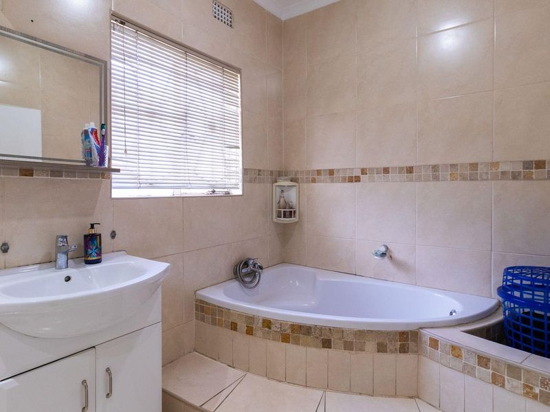 Stunning 4 Bedroom Home in Rynsoord - Photo 10