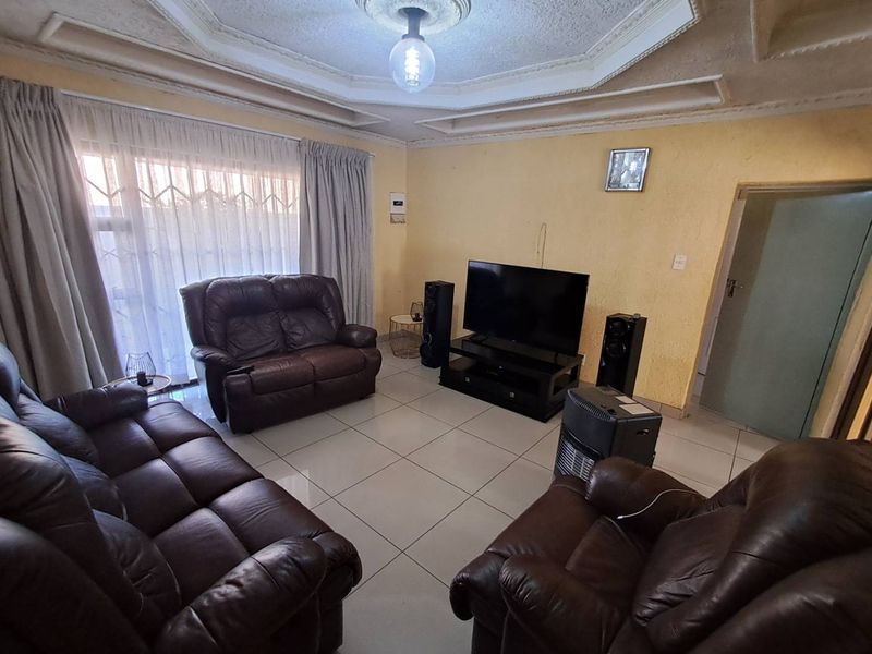 4 Bedroom House Not To Miss - Photo 8