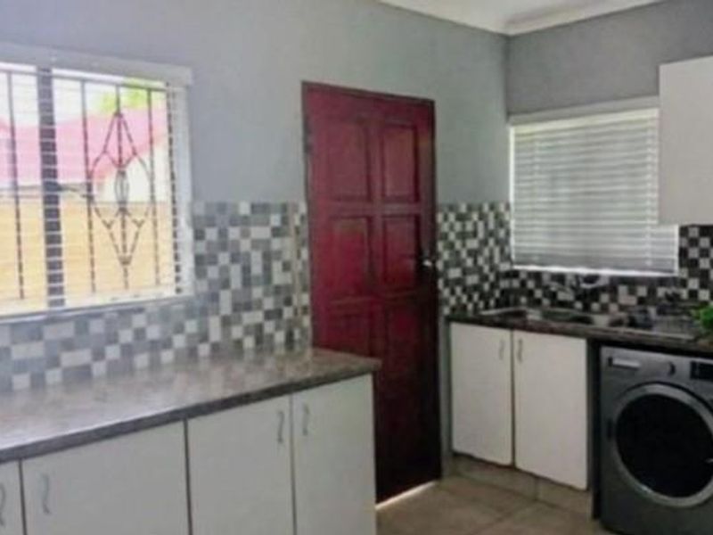 3 Bedroom Family Townhouse To Let - Photo 9