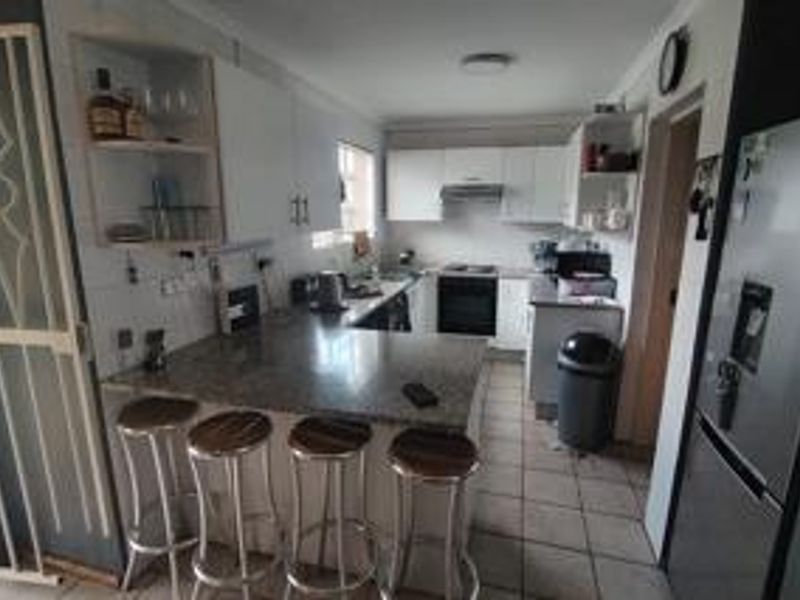 2 bedroom ground floor simplex with private garden+garage+wendy for extra store facility - Photo 3
