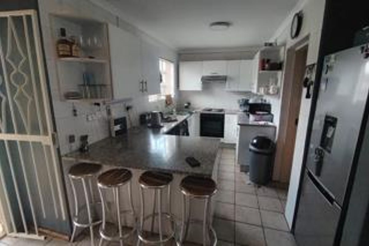 2 bedroom ground floor simplex with private garden+garage+wendy for extra store facility - Photo 3