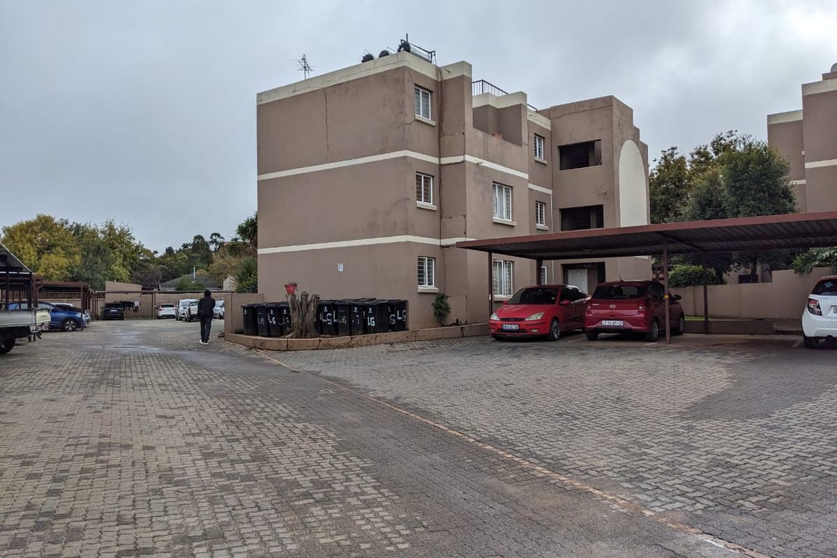 Cute Primrose Townhouse: Secure, Solar-Powered Living Perfect for First-Time Buyers! - Photo 3
