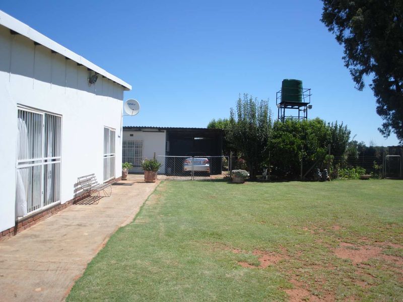 Feast your eyes on this neat and spacious farmhouse featuring modern interior finishes throughout - Photo 4